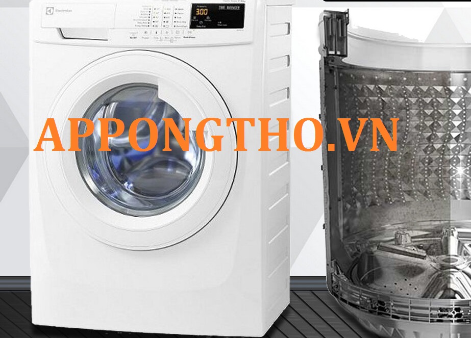 Máy giặt electrolux báo lỗi E13 vì nước đang dò rỉ ra sàn
